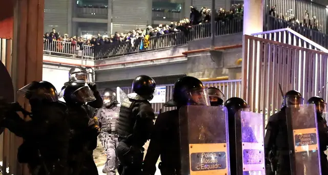 Barcellona, scontri separatisti-polizia