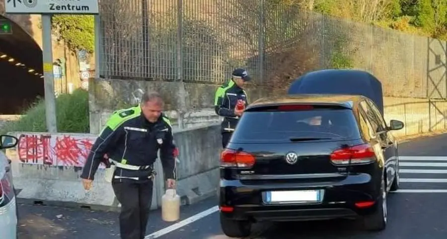 I vigili urbani “salvano” la Golf spento il principio d’incendio