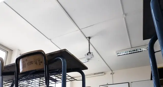 Bimbo tenta di buttarsi dalla finestra della scuola
