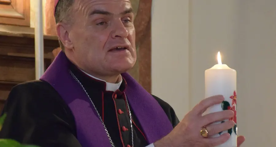«Che la luce del Natale illumini questa struttura»