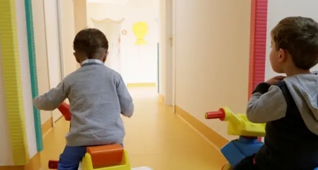 Maltrattavano bimbi, due maestre sospese