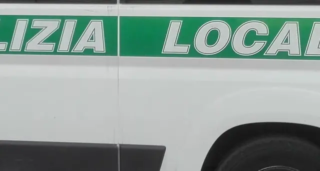 Vigili in posa con il fermato, polemiche