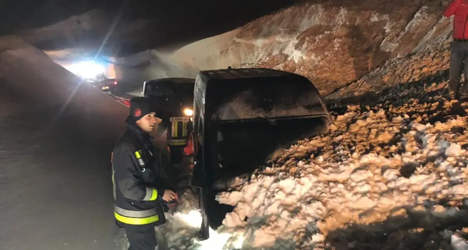 Passo di Valparola, valanga sulla strada, investite alcune auto di passaggio: tutti illesi
