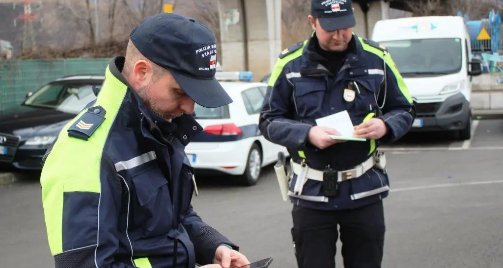 Bolzano, vigili urbani in azione con l'app