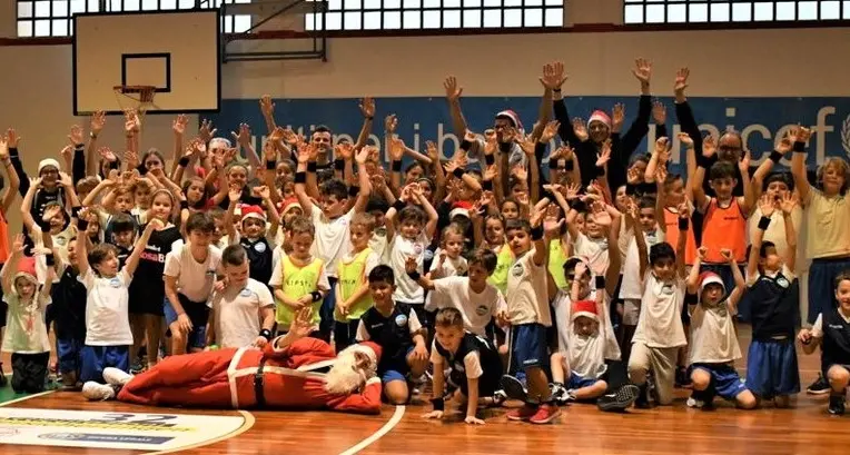 Basket Rosa Bolzano, una pioggia di orsacchiotti per Natale
