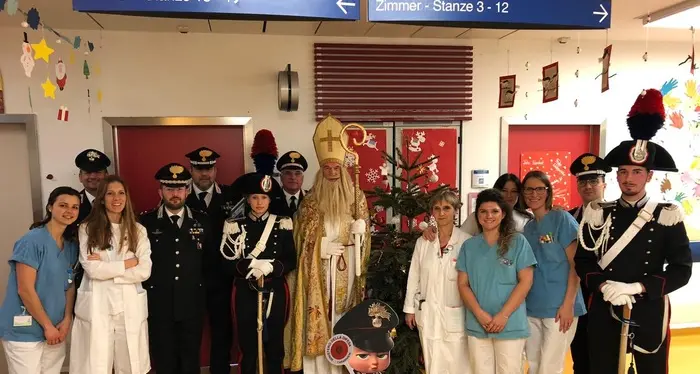 I carabinieri di Bolzano in visita al reparto di pediatria