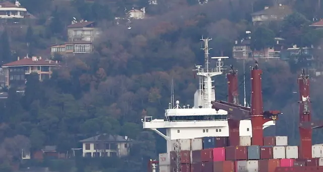 Turchia, cargo incagliato a Istanbul