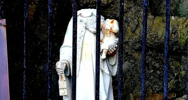 Atto vandalico contro statua Madonna