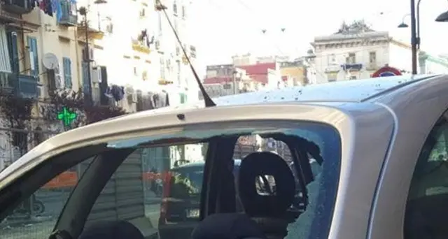 Petardi contro auto in corsa,ultima moda
