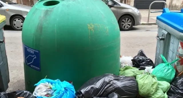 Cumuli rifiuti, sacchetti davanti scuola
