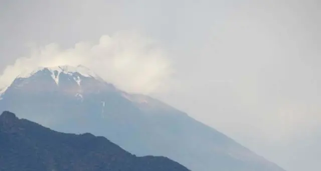 Nevica sullo Stromboli in eruzione