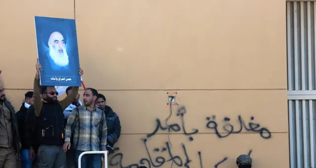 Manifestanti lasciano l'ambasciata Usa