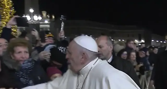 Papa strattonato si infuria,poi si scusa