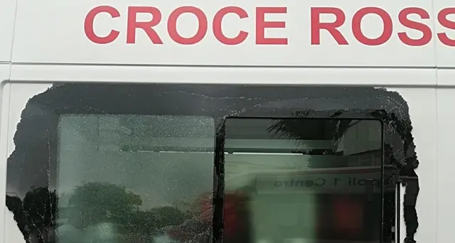 Napoli, petardo su ambulanza