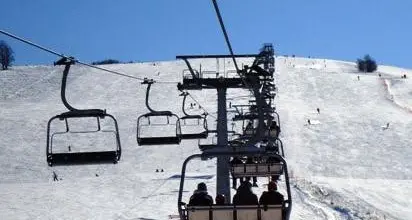 Brentonico, bimbo di 6 anni cade dalla seggiovia, salvato da due maestri di sci