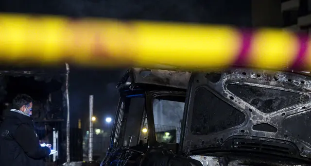Incendio camper a Roma, un morto