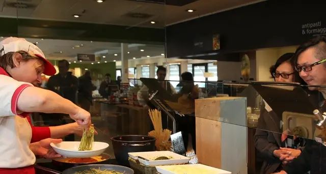 Scordano gioielli in autogrill,ritrovati
