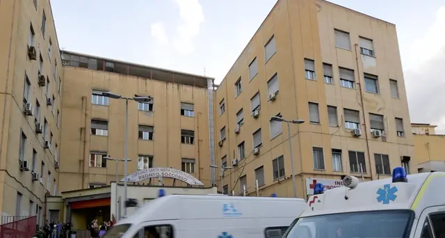 Ragazzi sequestrano ambulanza a Napoli