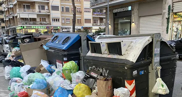 Presidi, cumuli rifiuti vicino scuole