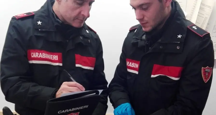 Sorpreso sulle piste da sci con alcuni grammi di droga, in casa gli trovano 4 etti