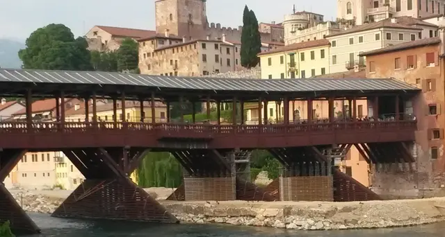 Danneggia lapidi partigiani, denunciato