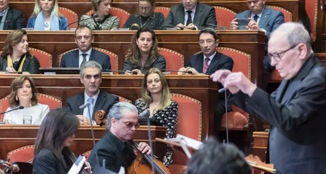 Morricone premiato al Senato, \"Sono emozionato, non parlo\"