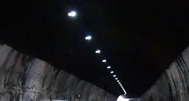 Calcinacci cadono da volta galleria