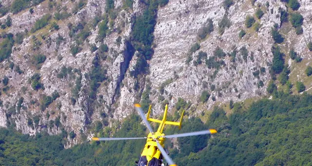 Precipitano da Apuane, due morti