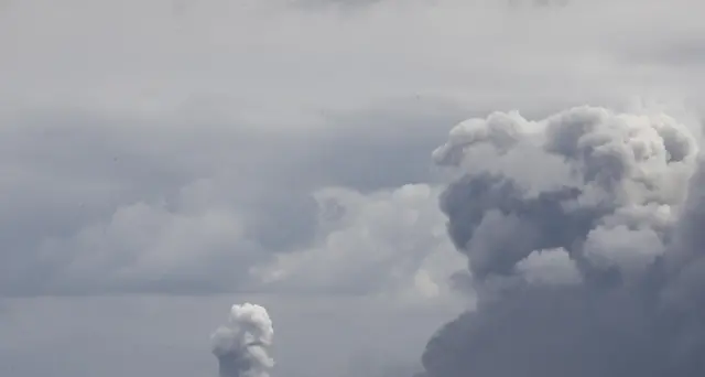Filippine, ceneri e lava da vulcano Taal