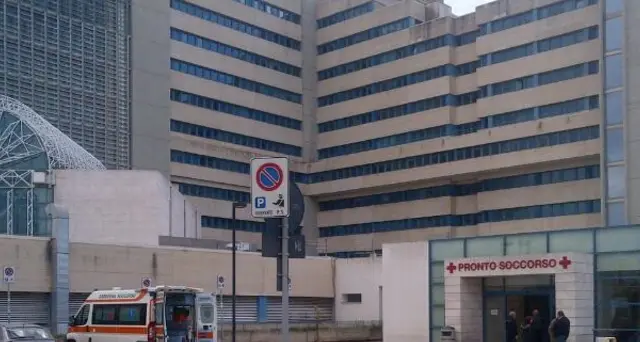 Medico schiacciato da armadio, è grave