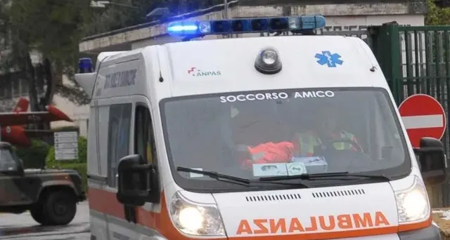Riceve sfratto e si dà fuoco, gravissimo