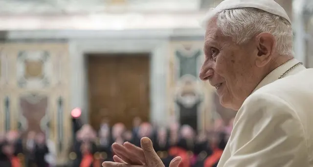 Gaenswein, via firma Ratzinger da libro