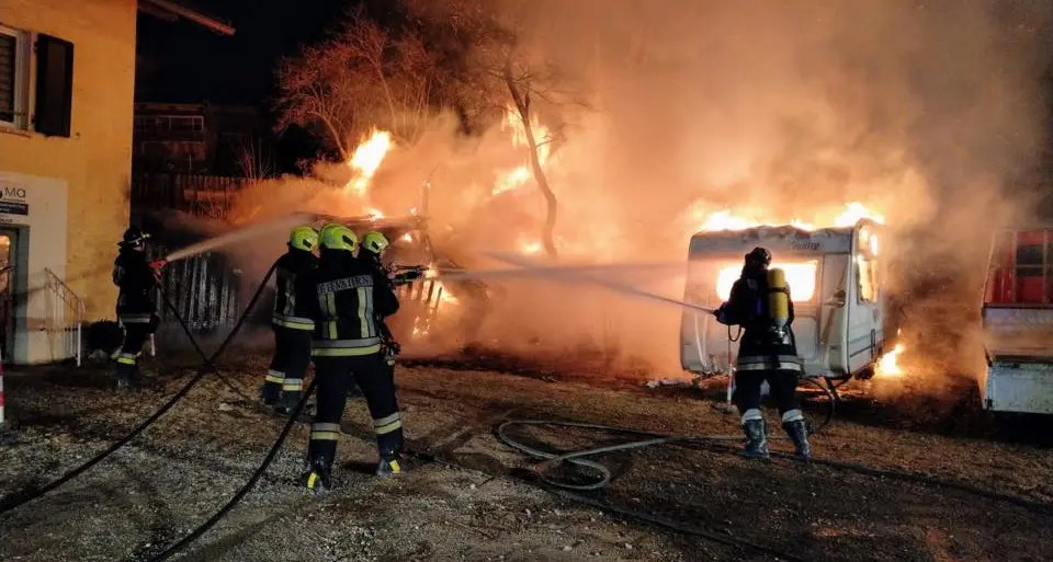 Fortezza, incendio distrugge roulotte e casa in legno