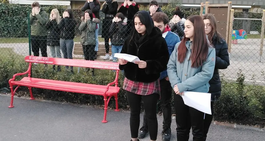 Lotta alla violenza sulle donne La “panchina rossa” in viaggio