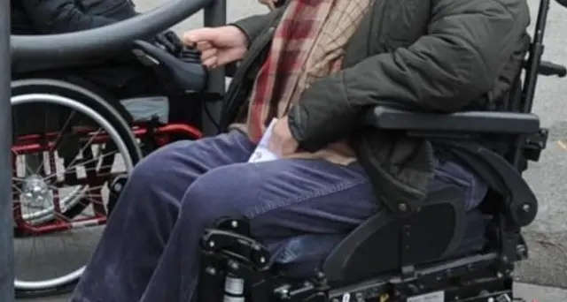Disabile muore dopo caduta buca strada