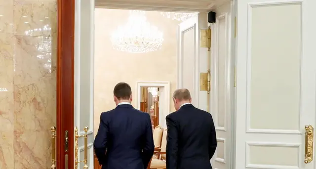 Putin ringrazia il governo Medvedev