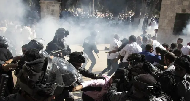 Spianata Moschee,polizia disperde fedeli