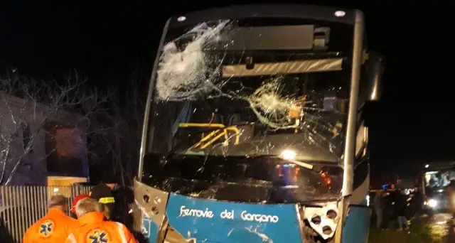 Autobus contro auto, si temono 2 vittime