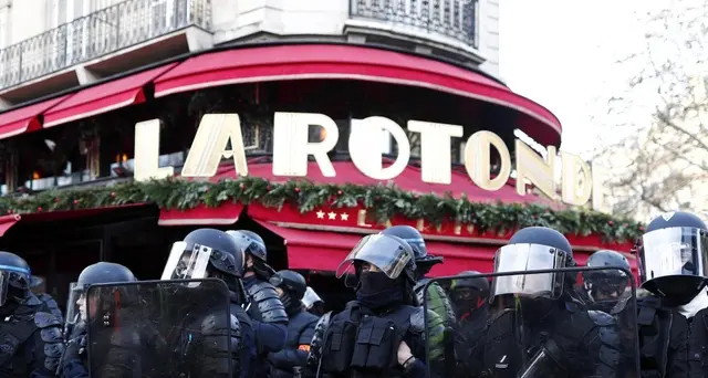 Tentato incendio locale amato da Macron