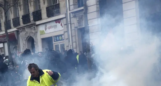 Gilet gialli a Parigi, scontri e gas