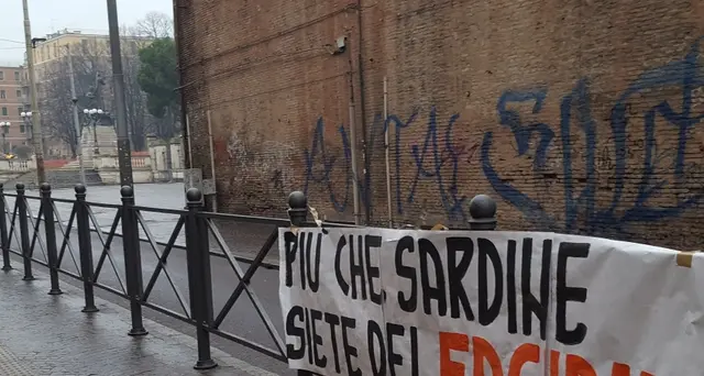 Drappo Casapound anti-sardine a Bologna