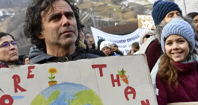Attivisti climatici marciano verso Davos