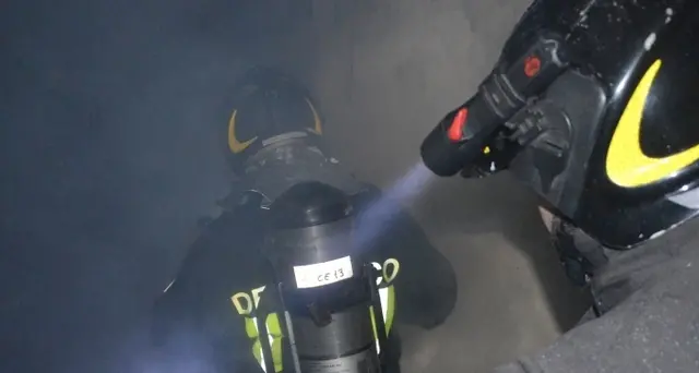 Crolla palazzina a Catania, evacuata