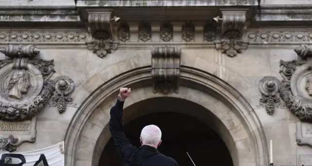 Parigi, tagliano la luce per protesta