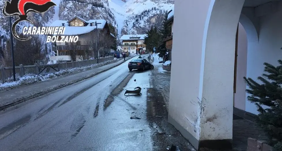 Corvara, ubriaco alla guida finisce con la Bmw contro il muro, auto confiscata