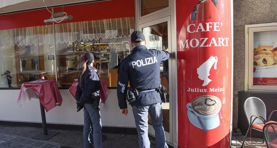 Somministrate bevande alcoliche a minori, chiuso per 10 giorni il Caffè Mozart di via Alto Adige