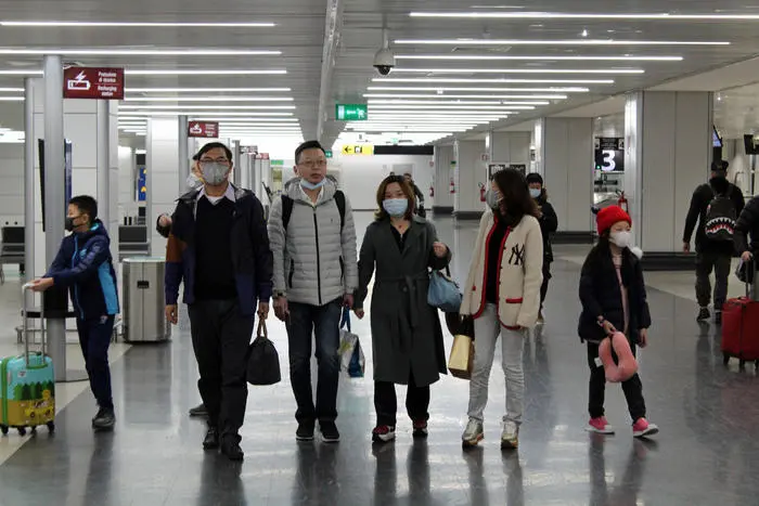 All'aeroporto di Fiumicino controlli questa mattina per 202 passeggeri giunti con il volo di linea da Wuhan, dove si è diffuso un nuovo coronarius. Nella foto i passeggeri sbarcati.