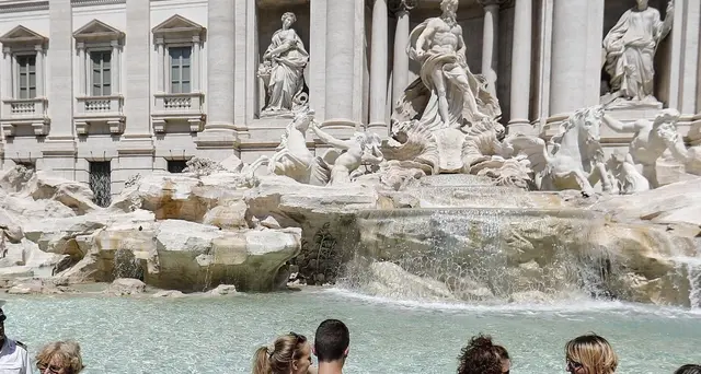Ok barriere su vasca Fontana di Trevi