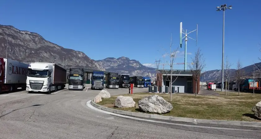 Gestione mezzi pesanti in A22, via libera a un nuovo parcheggio a Lavis