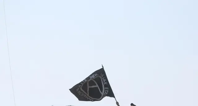 Scesi da tetto manifestanti antisgombero
